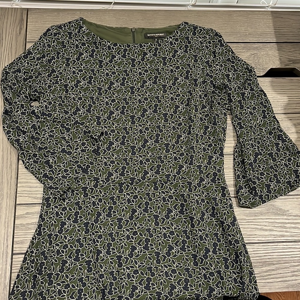 NWT Banana Republic Fitted Dress, Dark Green and Navy Floral, size 8